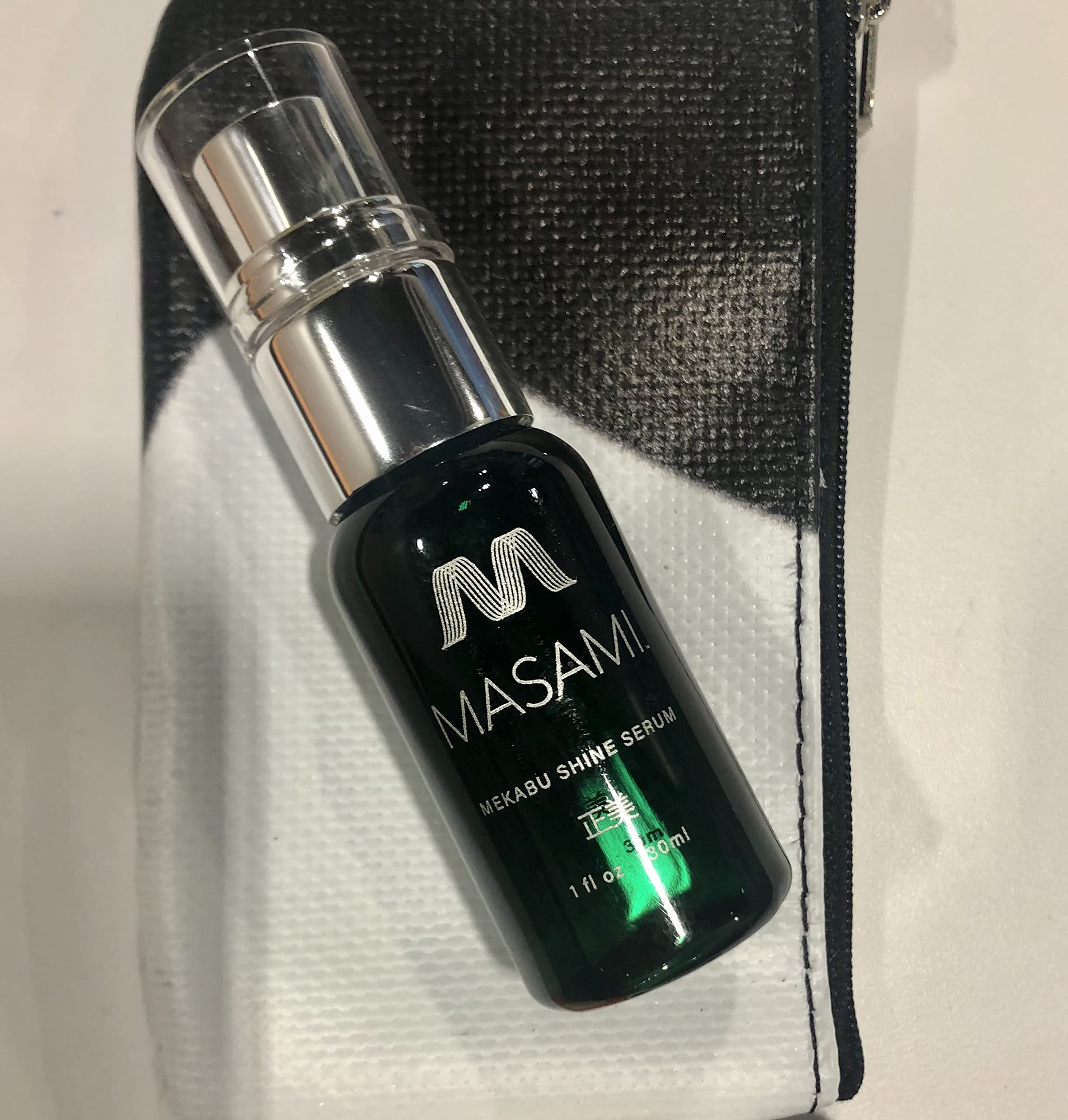 MASAMI Mekabu Hydrating Shine Serum hands applying for quick touch-ups.
