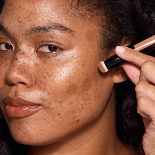 Built-in cushion applicator close-up enables precise, mess-free contour application.