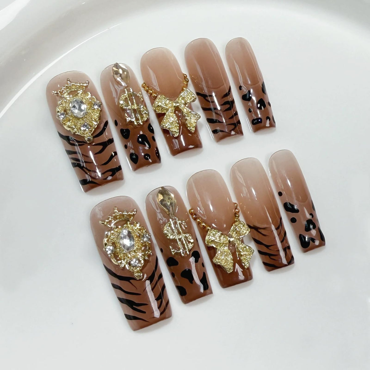 Meemooron handmade press-on nails with leopard French tip for chic salon-style glam at home.