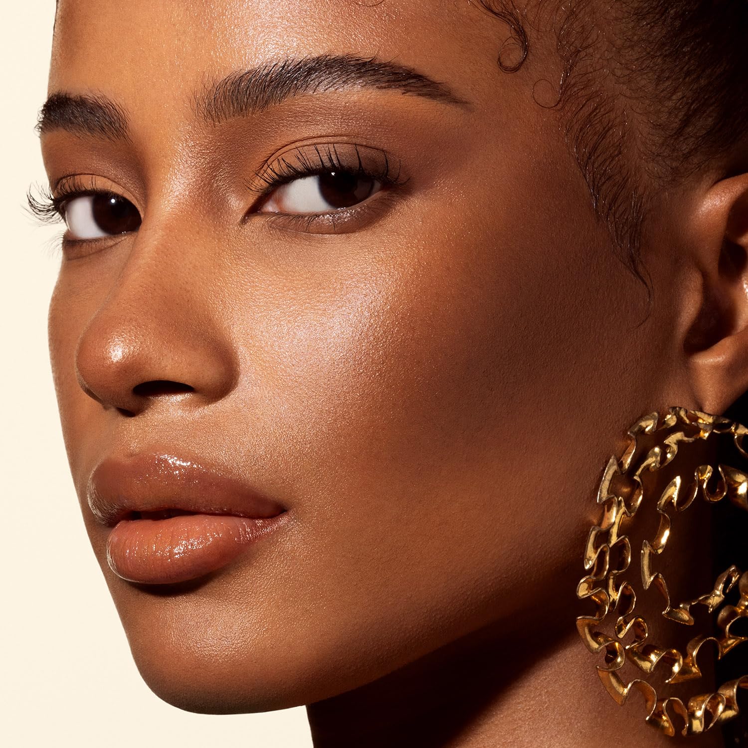 Morphe Sun Bronzing Drops swirl-on on the skin for a dewy finish.