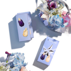 Mugler Alien woody notes close-up, highlighting cashmere wood depth.