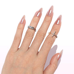 Nail Reformation 30 nails in 15 sizes for a flawless, natural fit.