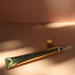 Hyaluronic acid and hydrating ingredients in Nakery Lift-Tox Eye Cream.