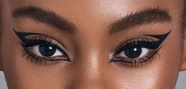 Natasha Denona Macro Blade in action for thin to bold lines.