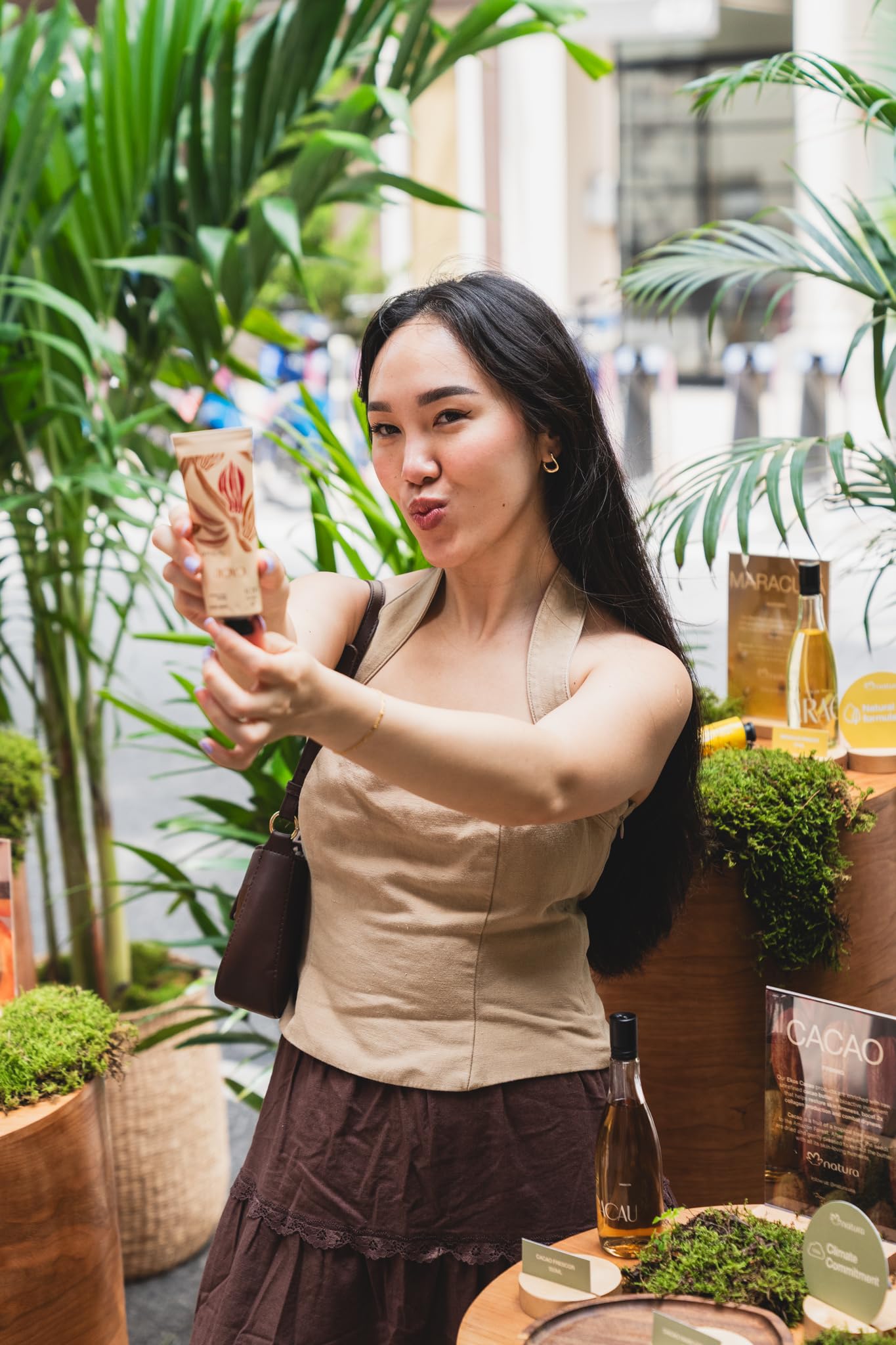 Lifestyle shot shows hands in everyday routines using Natura Ekos Cacau