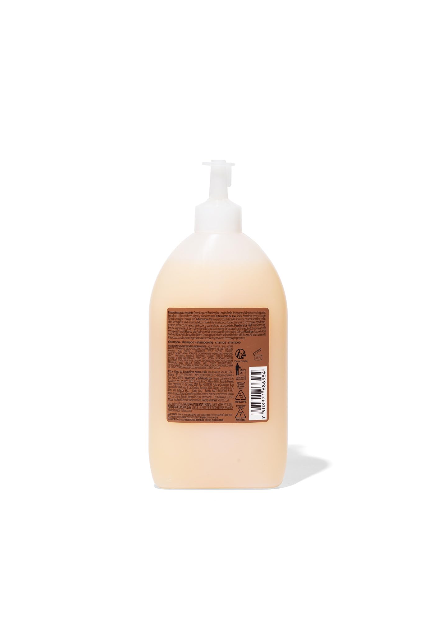 Natura Ekos Murumuru Restoring Shampoo on wet hair for scalp cleansing.