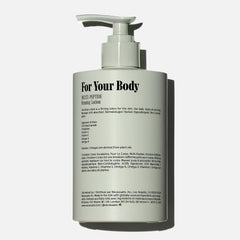 Nécessaire Eucalyptus bottle pour demonstrates easy application for quick, even moisturization
