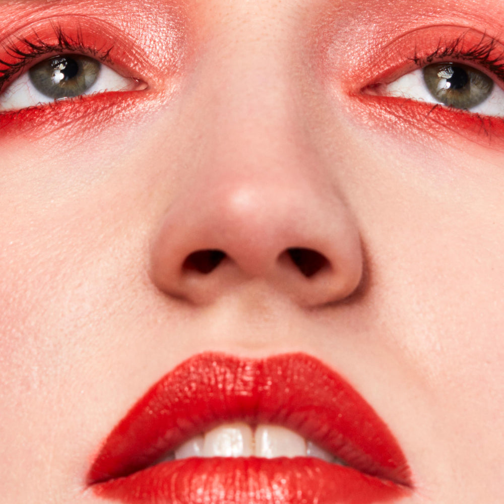 NINETEEN NINETY NINE lash tint mascara demonstrates smudge-proof wear