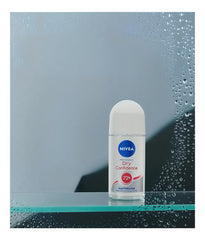 NIVEA Dry Comfort roll-on application scene, smooth glide and gentle protection.