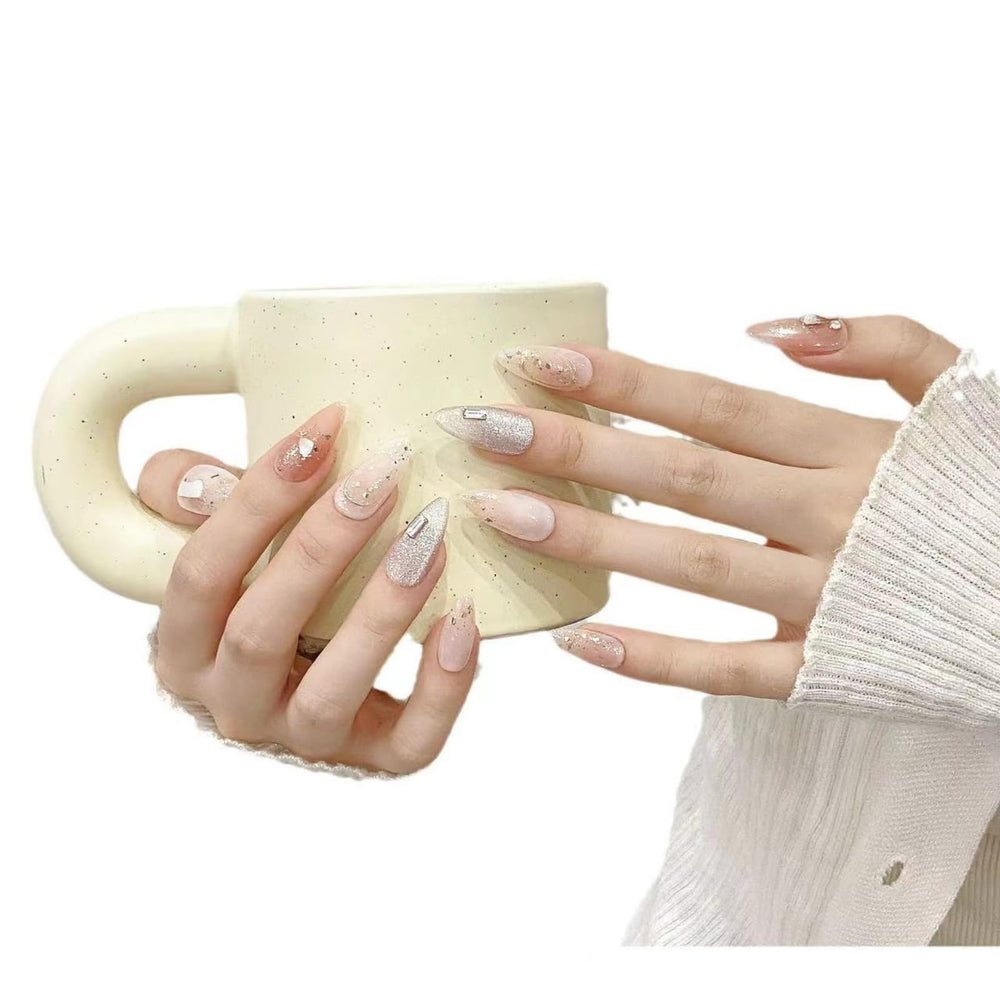 Damage-free and reusable nails suit changing outfits and moods