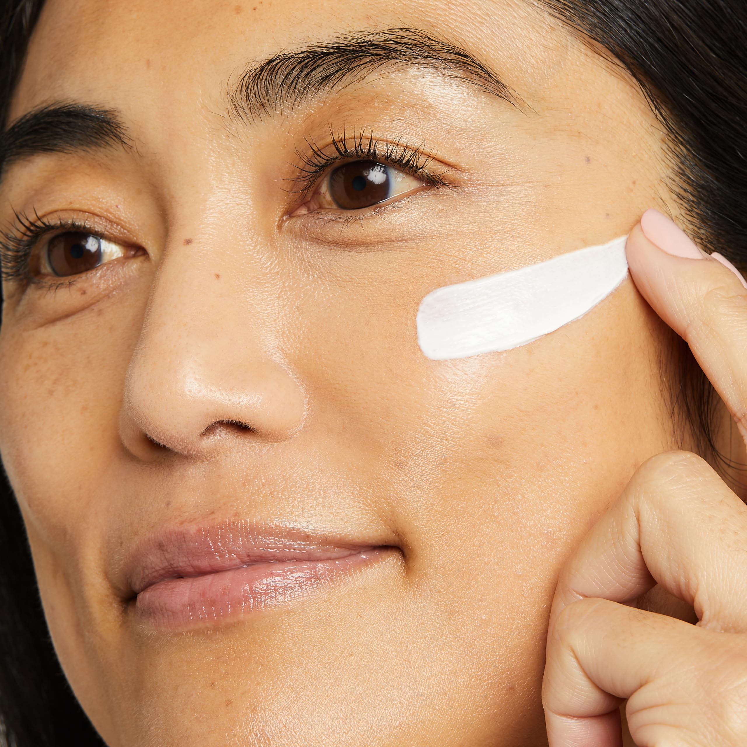 Close-up of No7 ingredients highlighting hyaluronic acid and vitamin C.