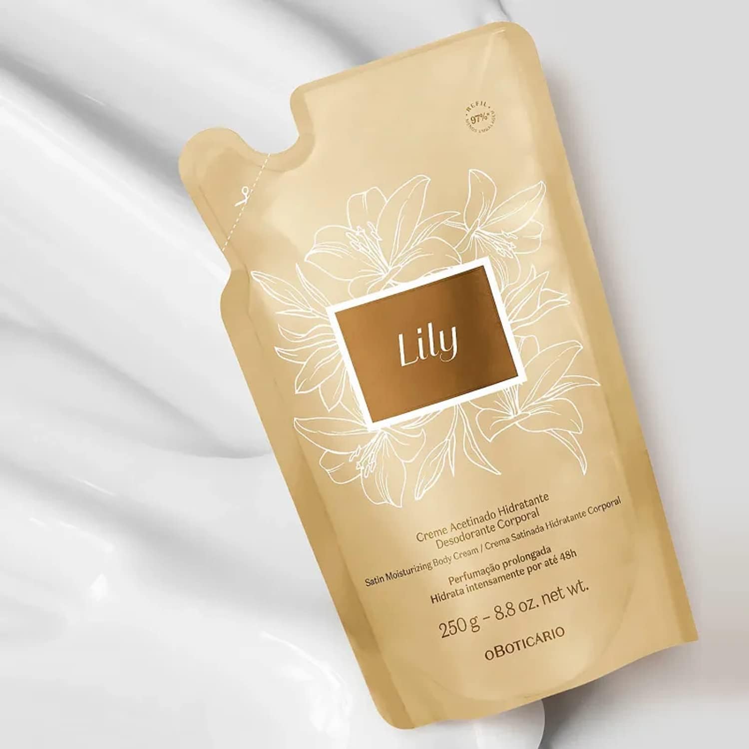 O Boticário Lily Satin application close-up hints at easy, even coverage on dry skin.