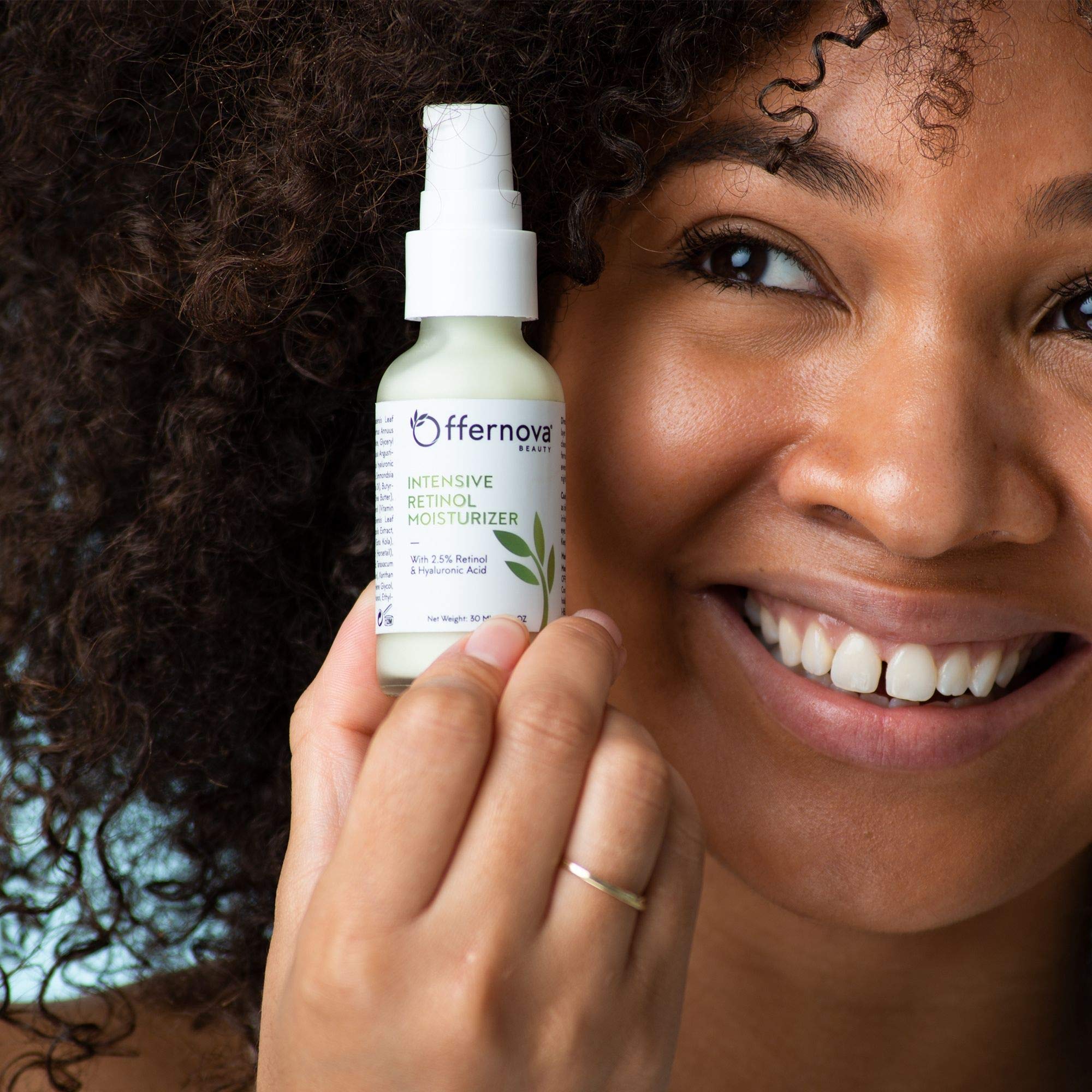 Offernova Intensive Retinol Moisturizer texture during application for even coverage.