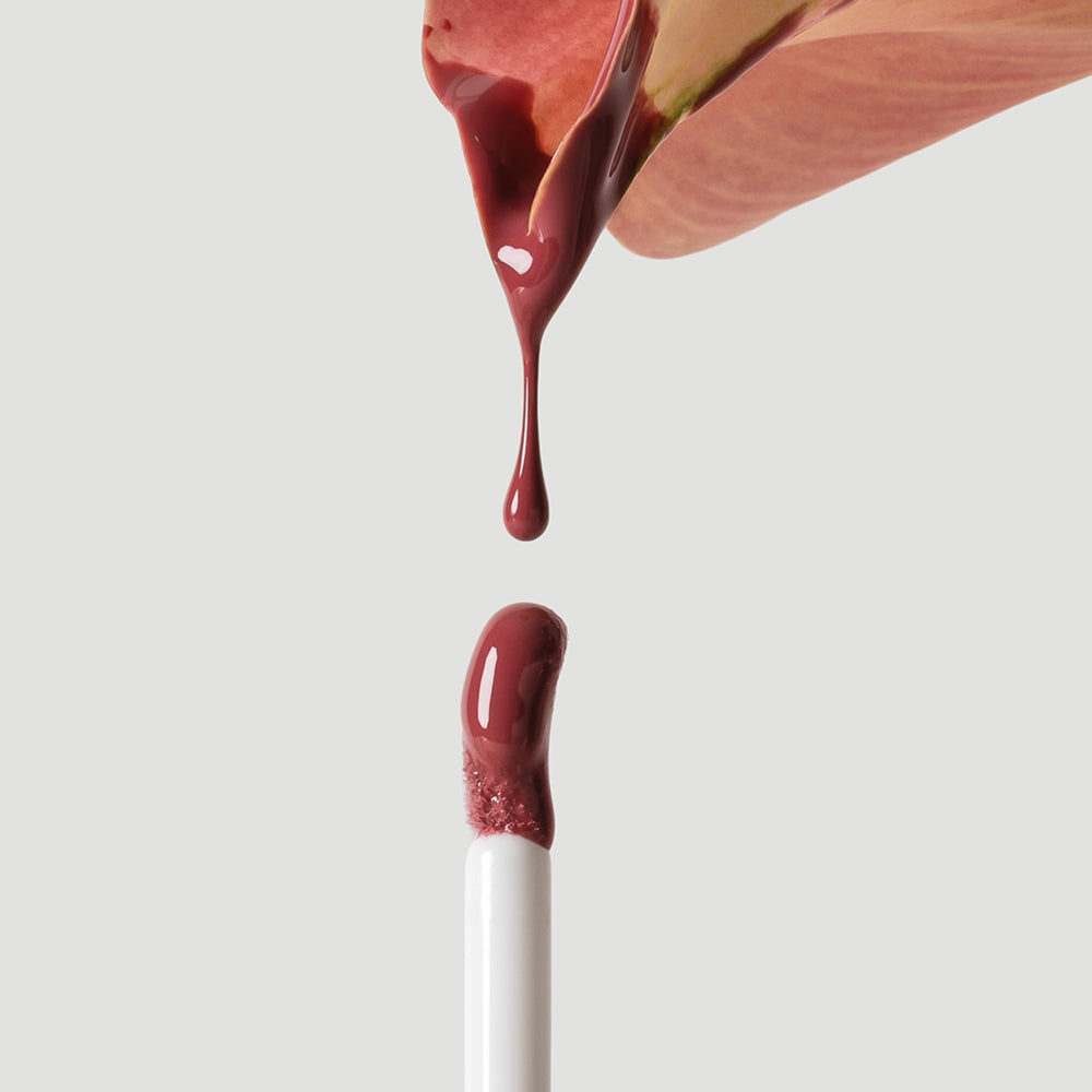 Ogee Beyond Clean Lip Gloss menthyl lactate delivers a refreshing cooling sensation.