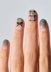ohora N Check Noir applied on nail showing easy, beginner-friendly application