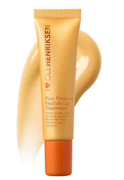 Ole Henriksen Pout Preserve Glimmer Creme Brulee on lips delivers creamy shine and subtle plump-looking effect.