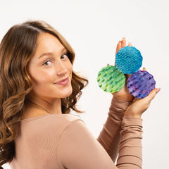 Olivia Garden Scalp Diva design suits wet or dry applications.