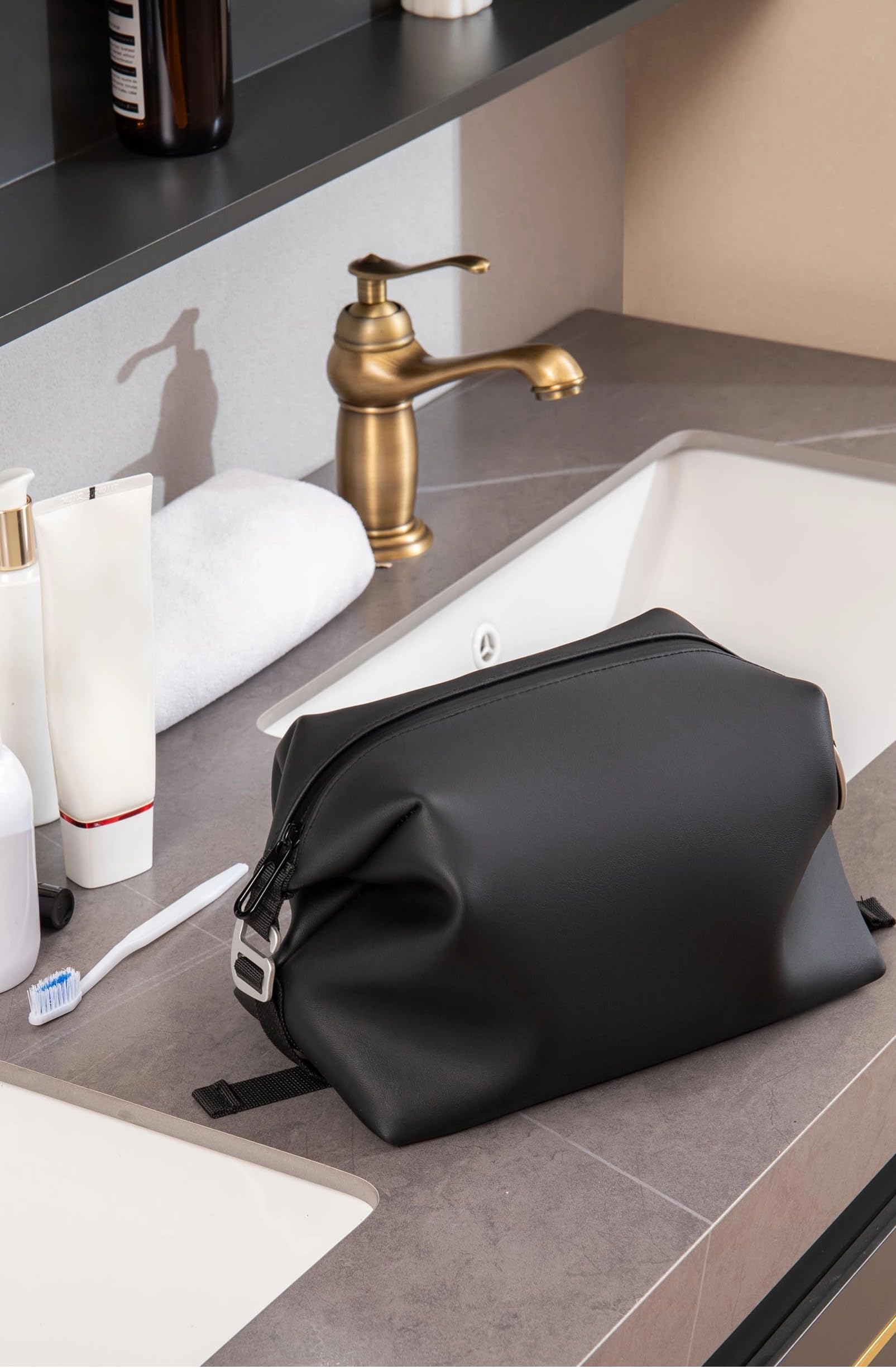 Onbagway 6L capacity fits six 554ml bottles in main compartment
