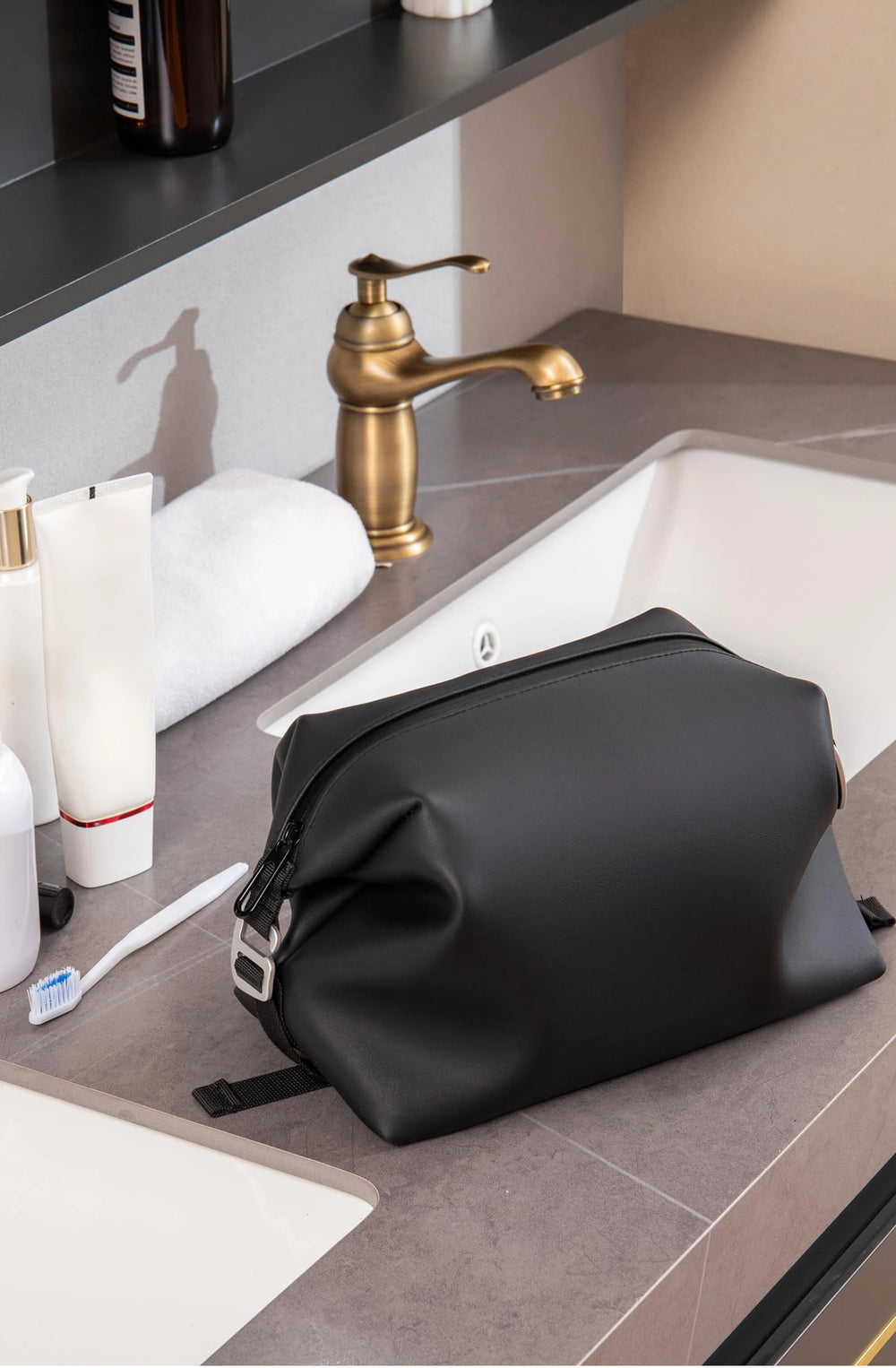 Onbagway 6L capacity fits six 554ml bottles in main compartment