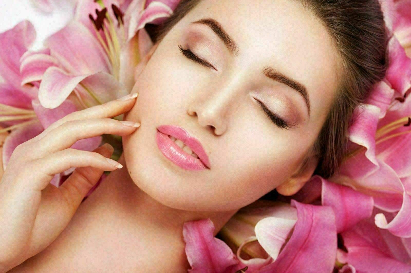 Organic Pure Oil Rose Hydrosol Water room freshener in a spritz setup