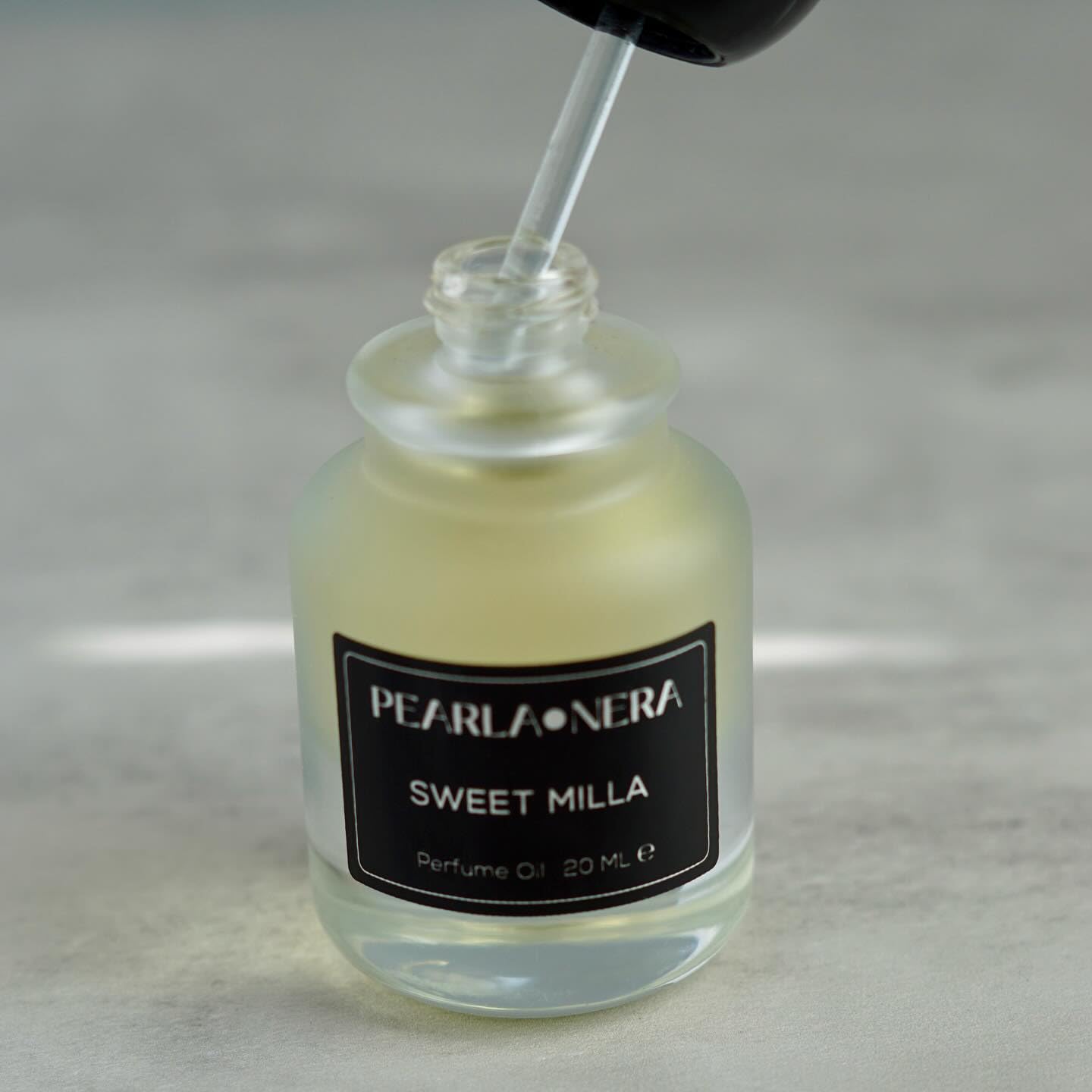 PEARLANERA Discovery Set image showing twelve fragrances for exploring scents.
