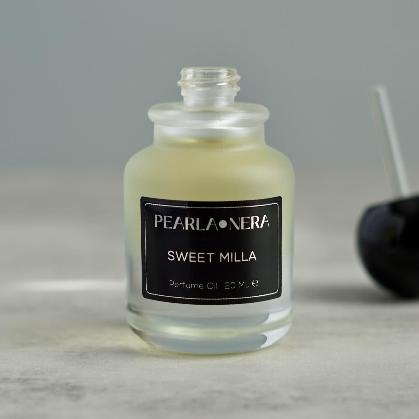PEARLANERA Saffron floral notes cue emphasizes exotic, luxurious impression.