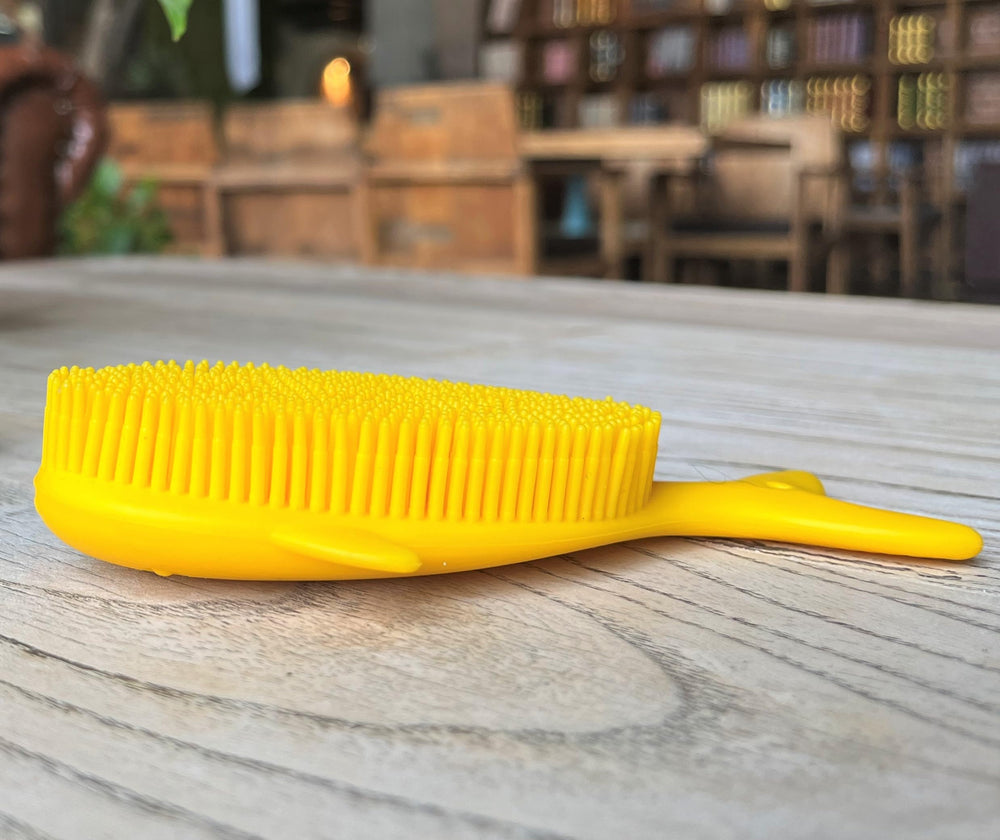 Penepico Whale-Yellow scalp massager in playful kids’ bath setup