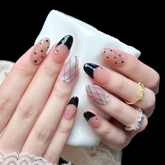 PHYLIN LEAF medium almond oval nails featuring French tips for elegant elongation.