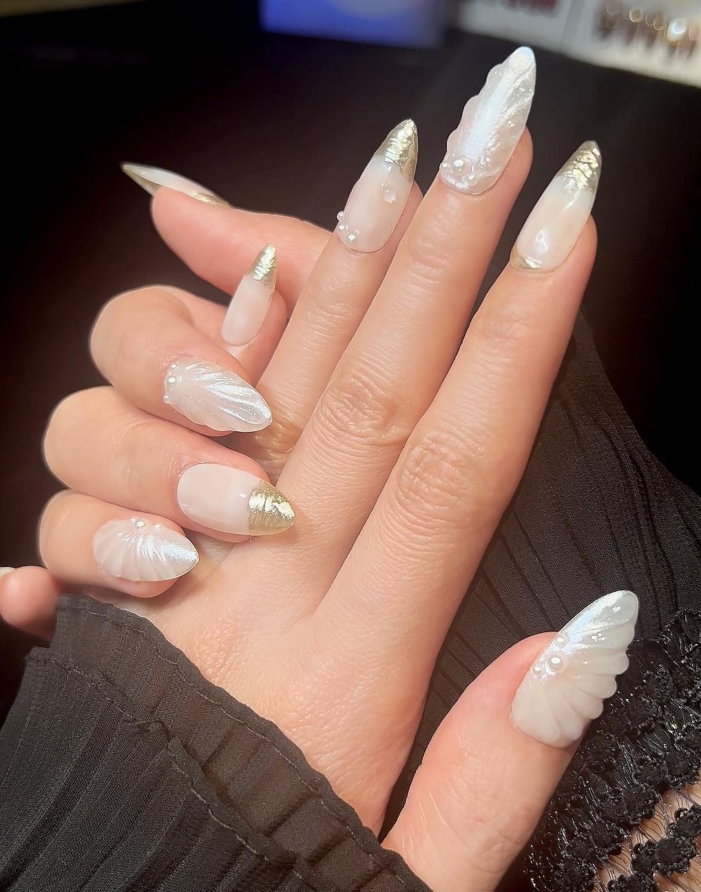PHYLIN LEAF nails on hand showcasing elegant beach-inspired style.