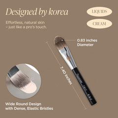 Curved bristles of the FB17 enable even blending on liquid foundations