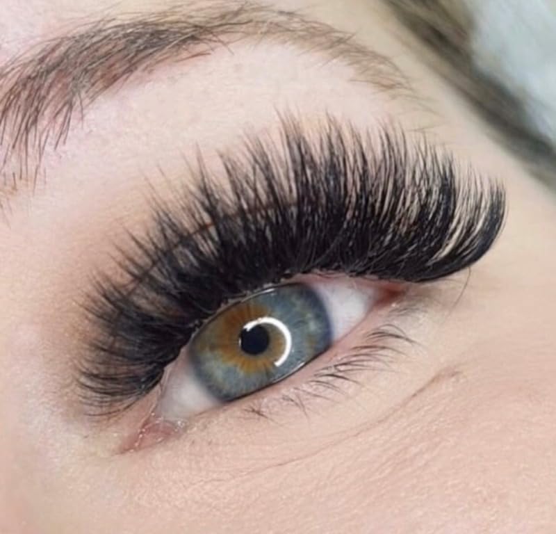 Pinneacle beginner-friendly kit to learn volume lashes faster.