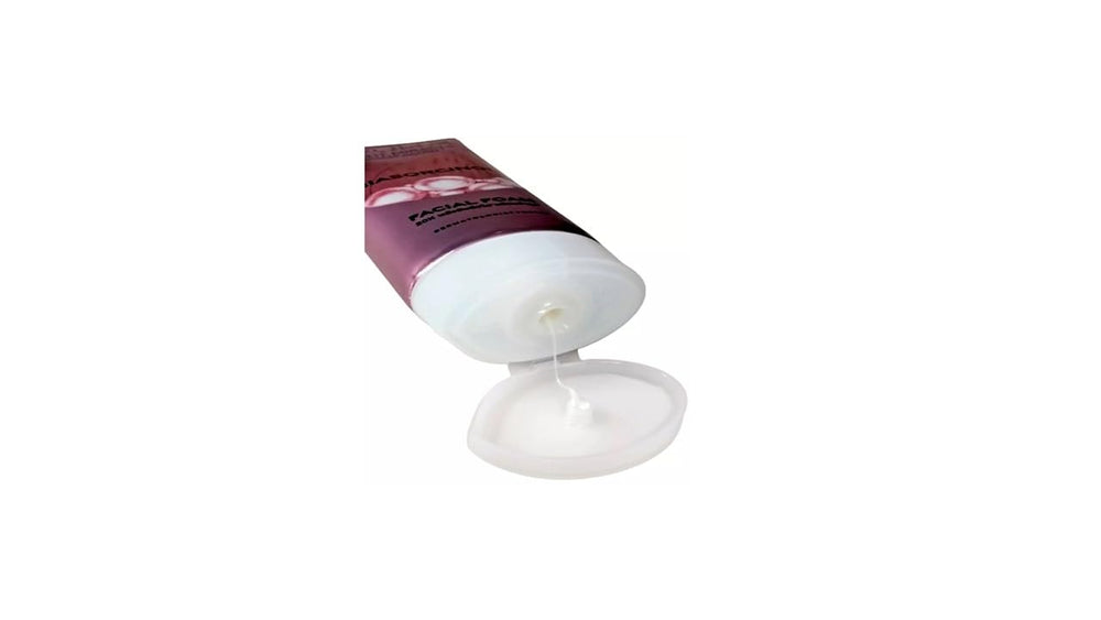Ponds Bright Miracle tube shown for routine use and refreshing cleanse.