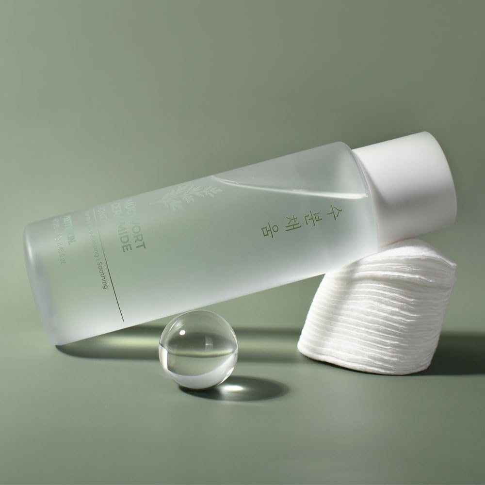 PRETTYSKIN Mugwort Daily Toner cotton pad use shows gentle, soothing application for sensitive skin.