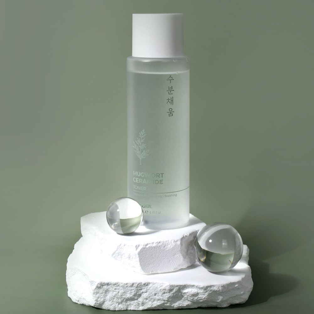 PRETTYSKIN Mugwort Daily Toner texture closeup highlights smooth absorption and moisture retention.