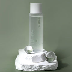PRETTYSKIN Mugwort Daily Toner texture closeup highlights smooth absorption and moisture retention.