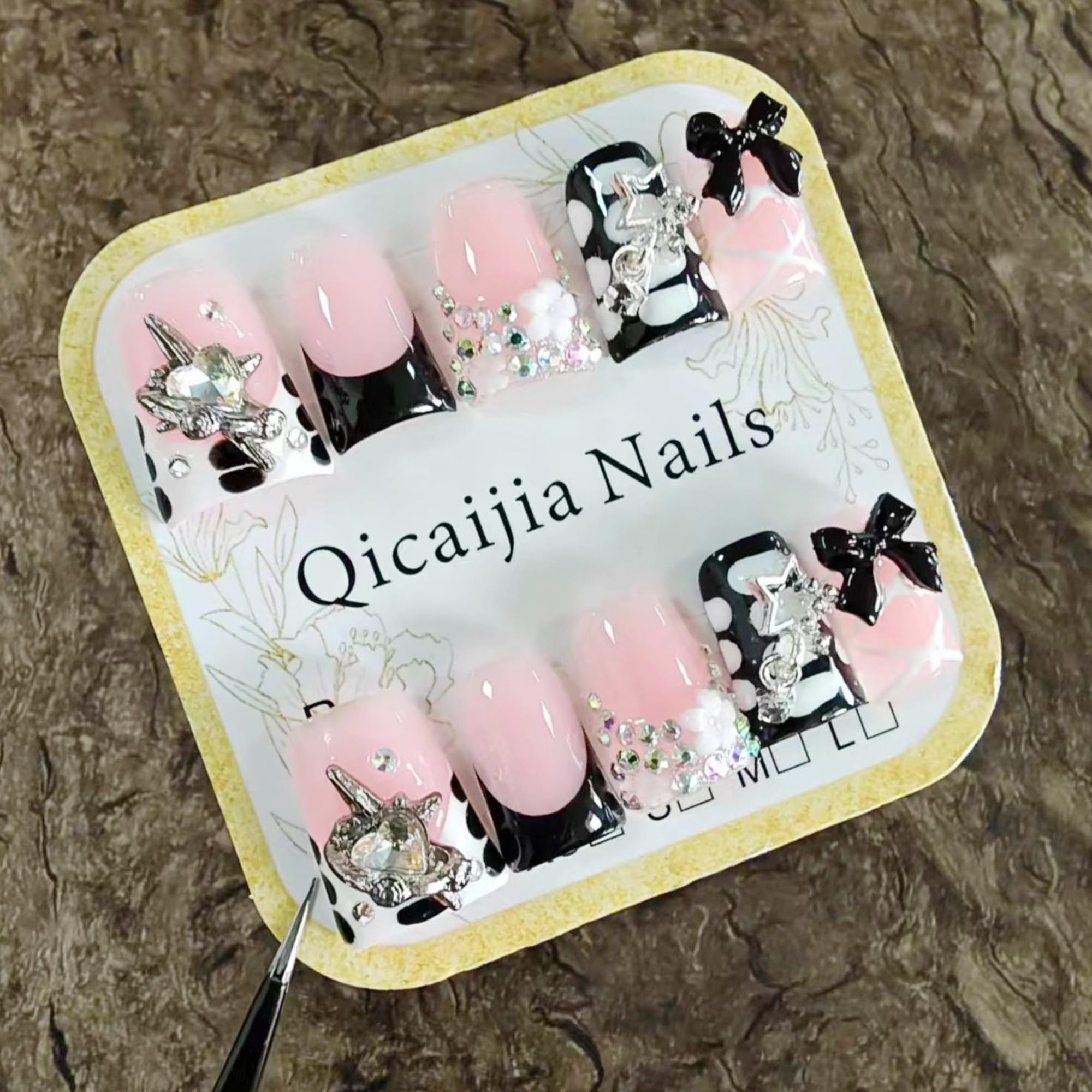 Qicaijia duck nails with a 3D bow and rhinestones for glam events.