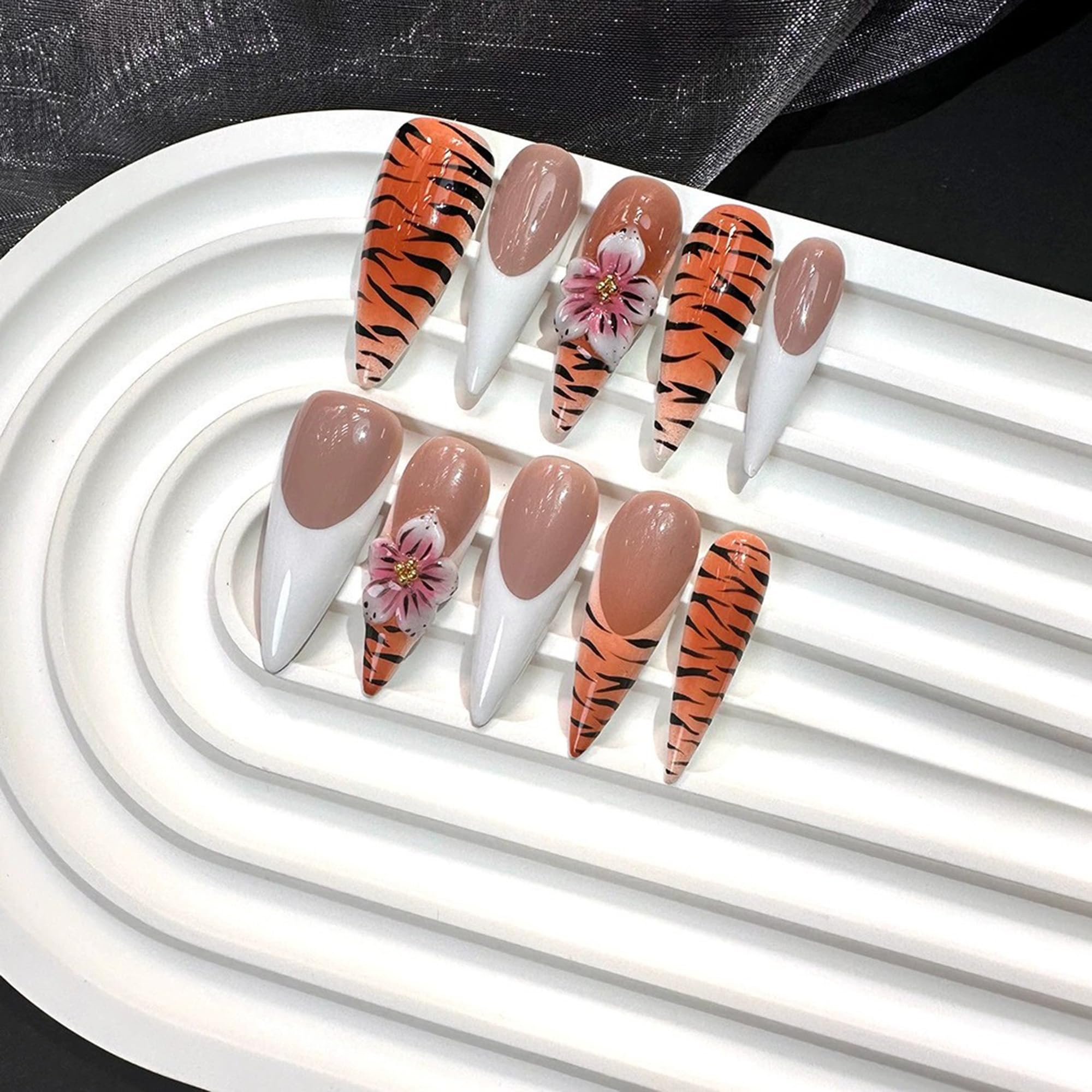 Qicaijia leopard full-cover nails add chic glamour for special occasions.