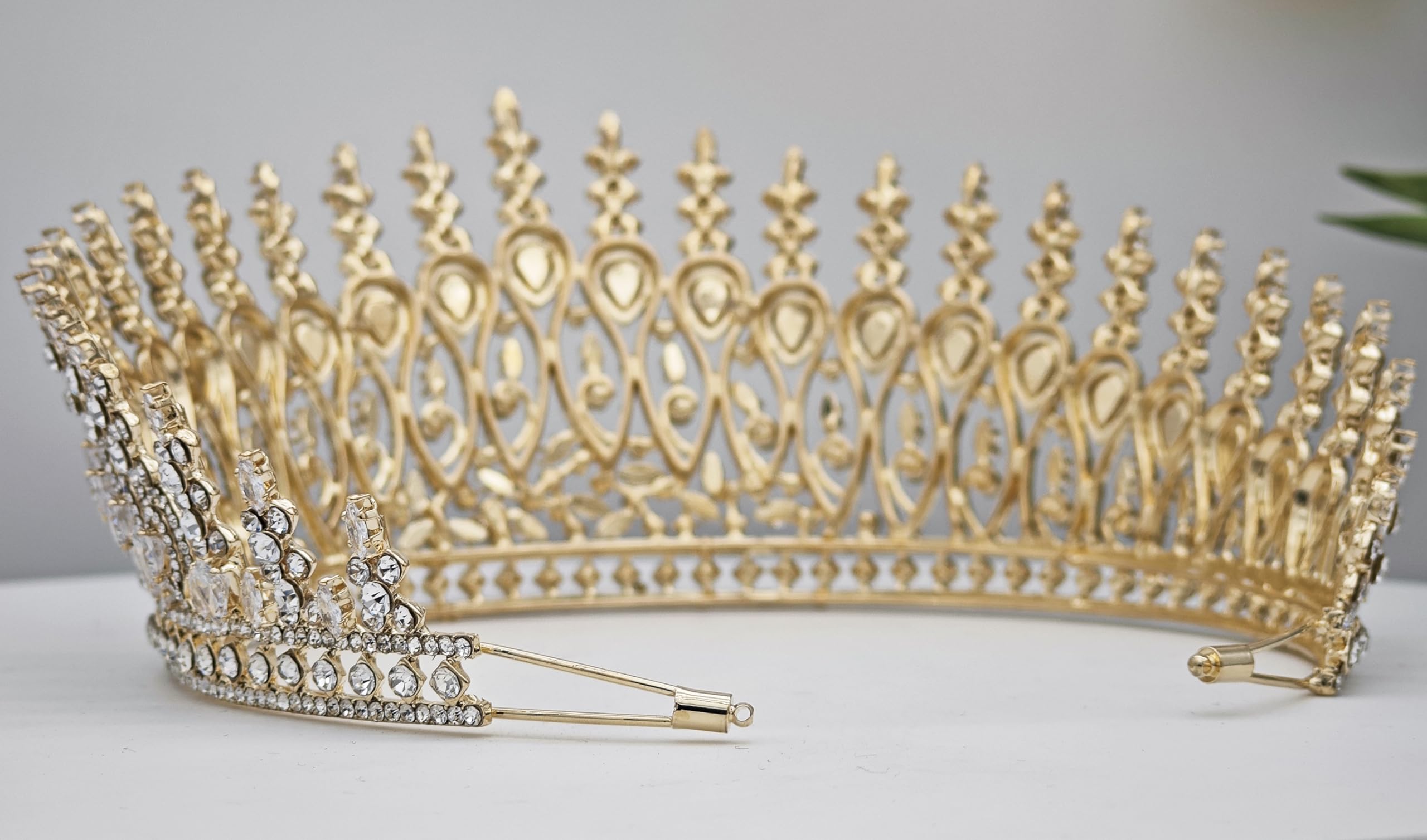 QXMYOO Zircon Crown for photoshoots captures eye-catching sparkle.