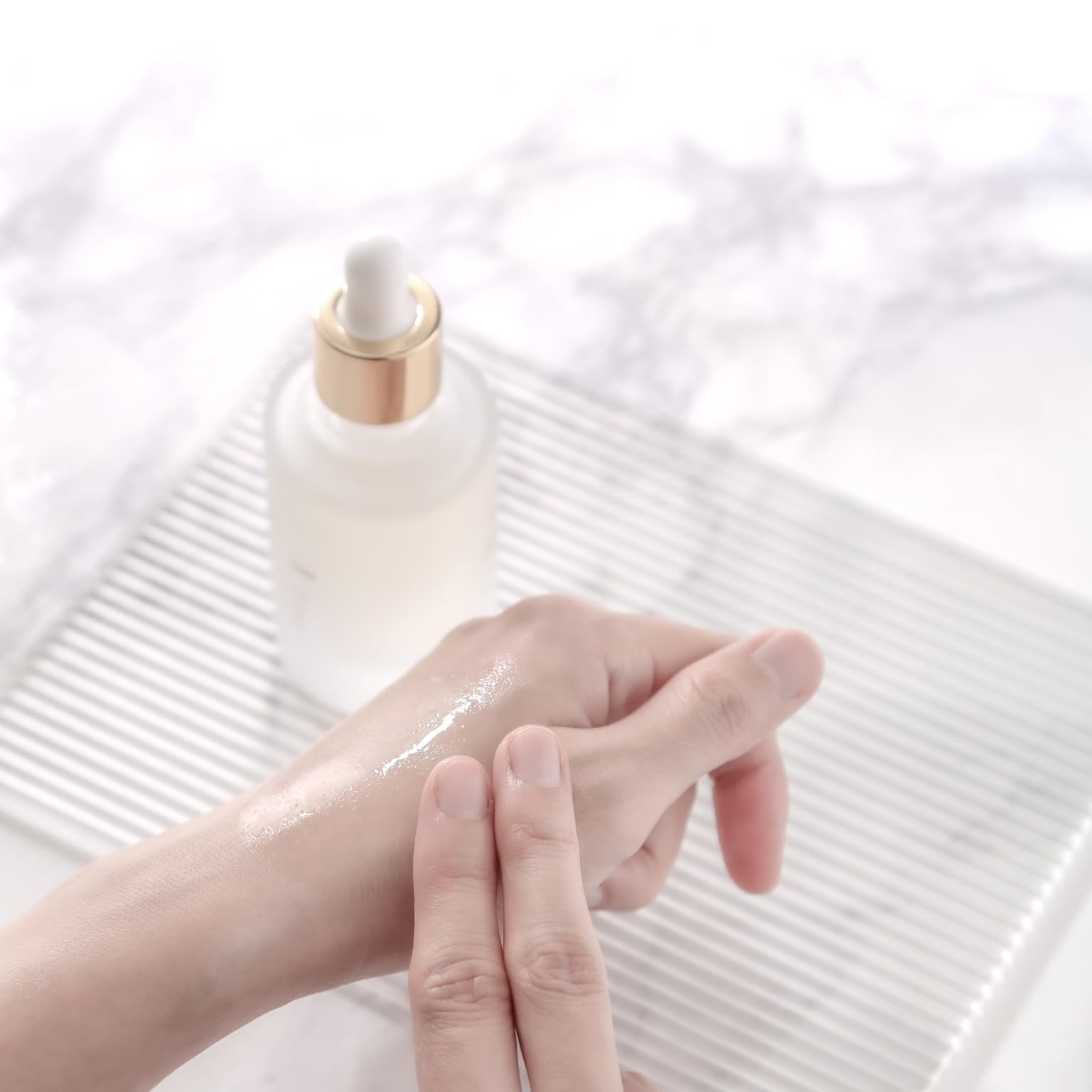 R828 glow from glutathione, vitamin C, and niacinamide for brighter skin.