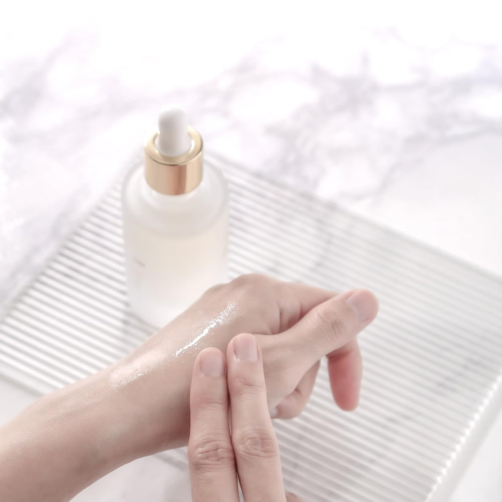 R828 glow from glutathione, vitamin C, and niacinamide for brighter skin.