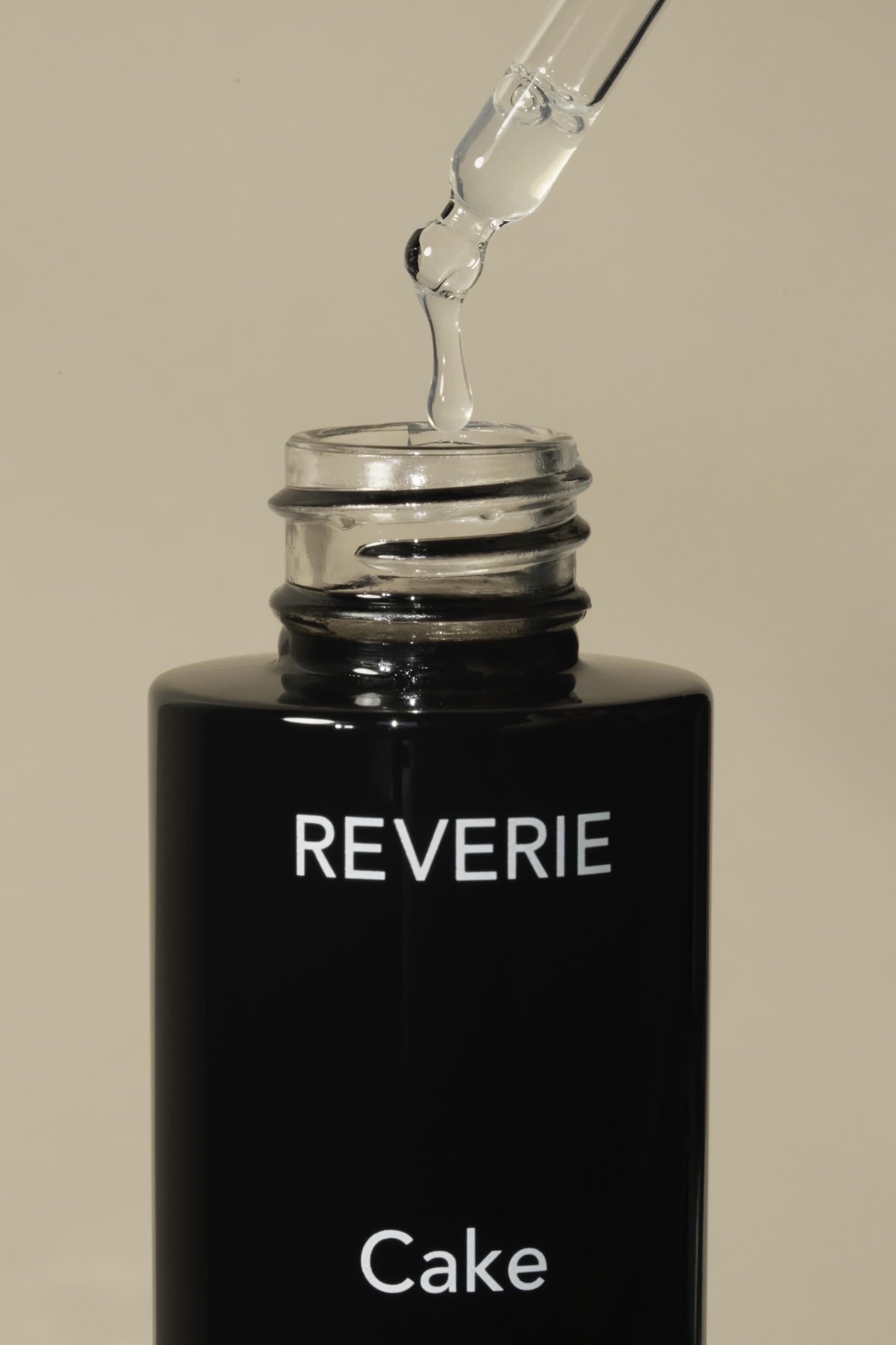 Dropper applicator of REVERIE tonic for precise scalp use
