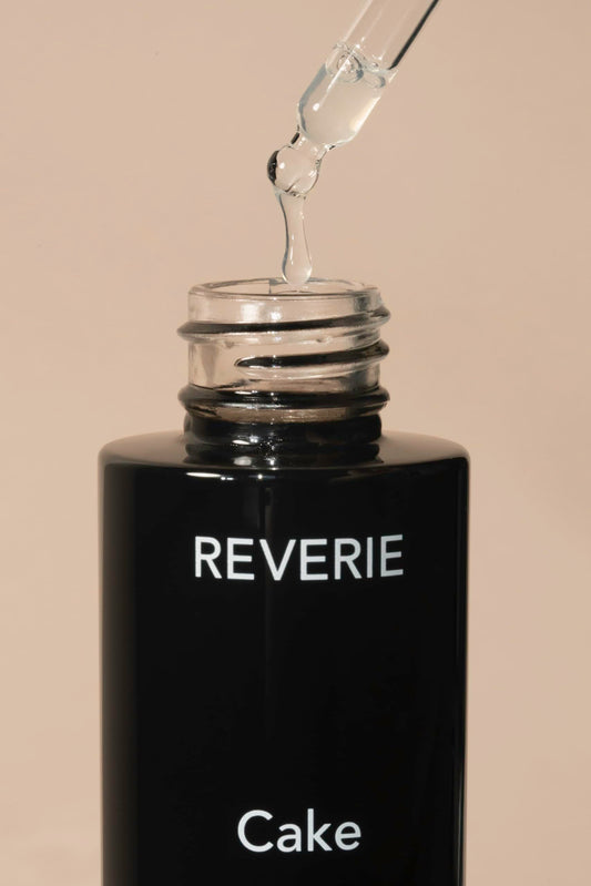 Dropper applicator of REVERIE tonic for precise scalp use