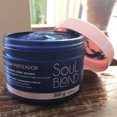 Richée Professional Soul Blond Thermo-Activated Mass Replacer being applied for even tone
