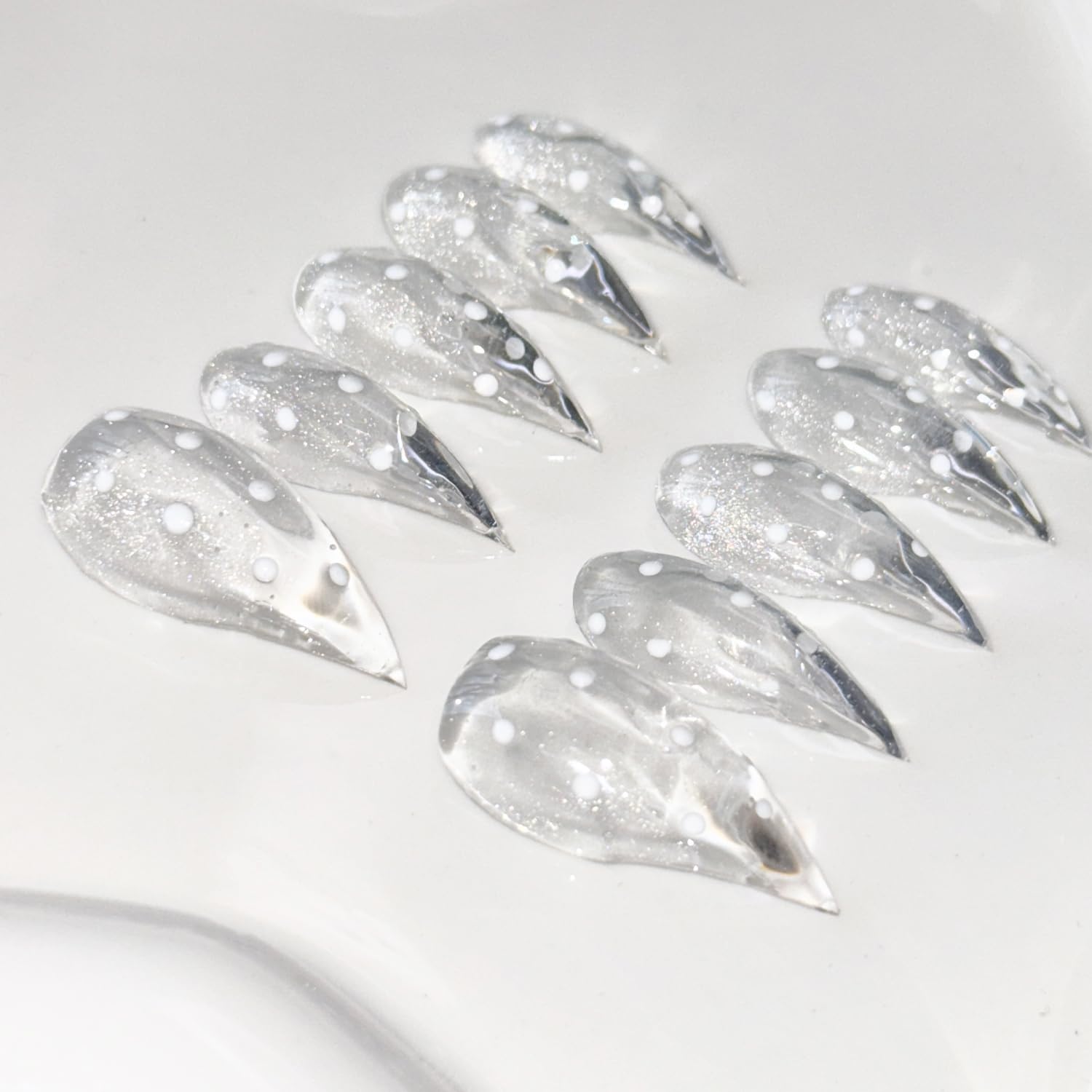 RIICFDD dot-design nails add chic style for everyday wear.