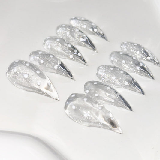 RIICFDD dot-design nails add chic style for everyday wear.