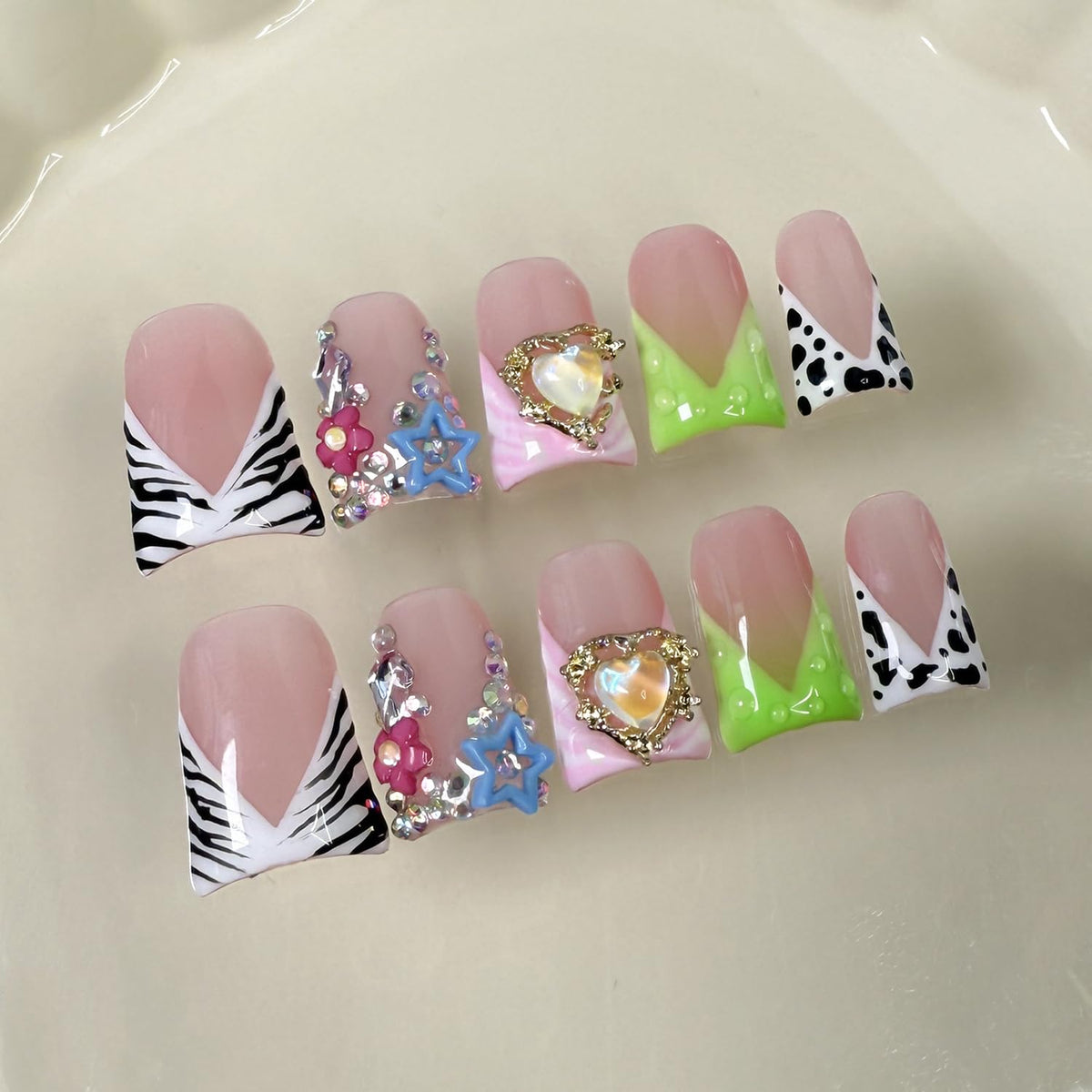 RIICFDD duck nails with French tip and 3D heart accent for chic evenings.