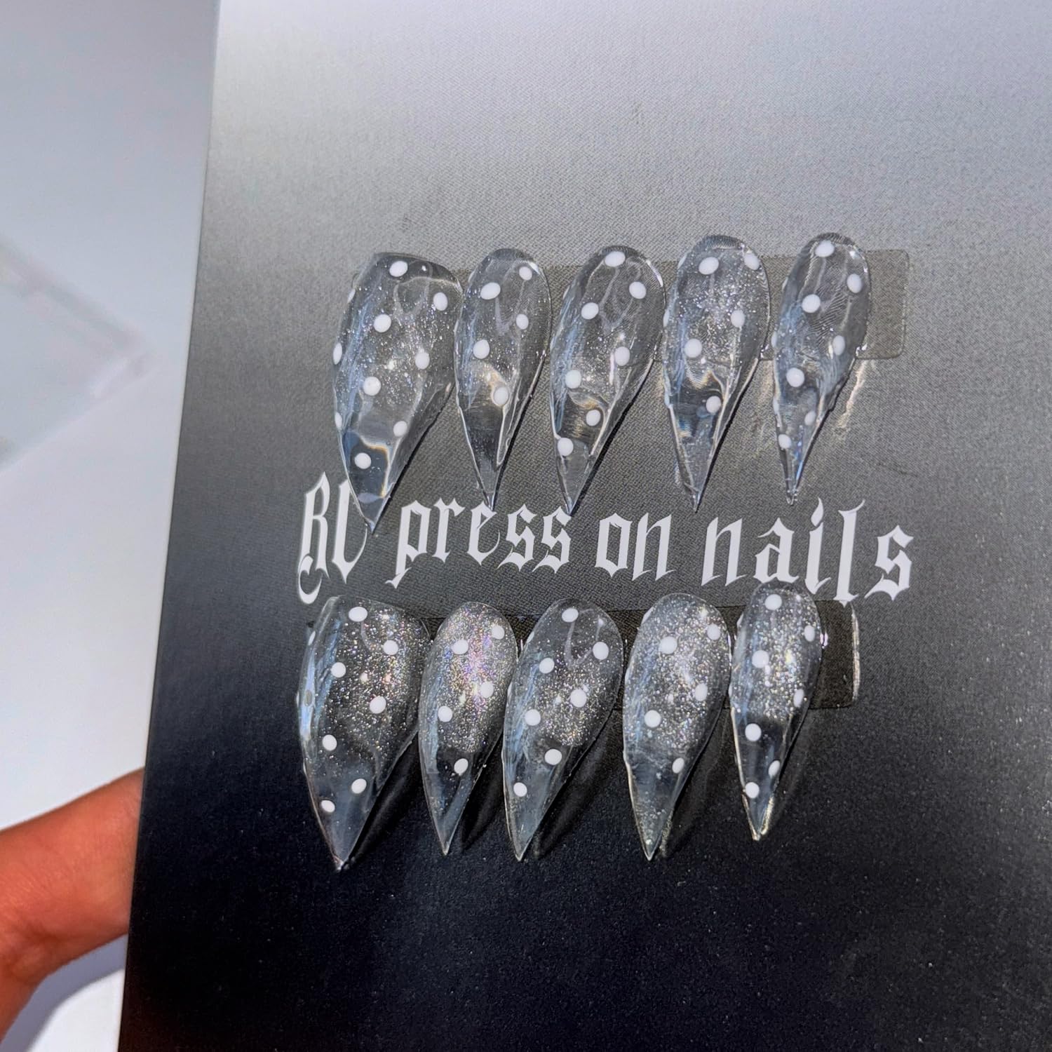 RIICFDD glue tube provides quick-drying hold for press-on nails.