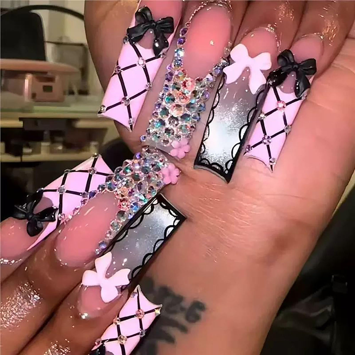RTKHFZE front packaging showing 20-piece press-on nail kit and design benefit