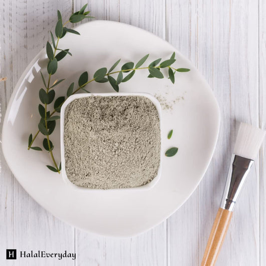 SAAQIN Bentonite clay fine powder texture highlighting absorbent, oil-control properties.