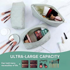 Sadnyy three-sizes set enables easy item categorization for travel.